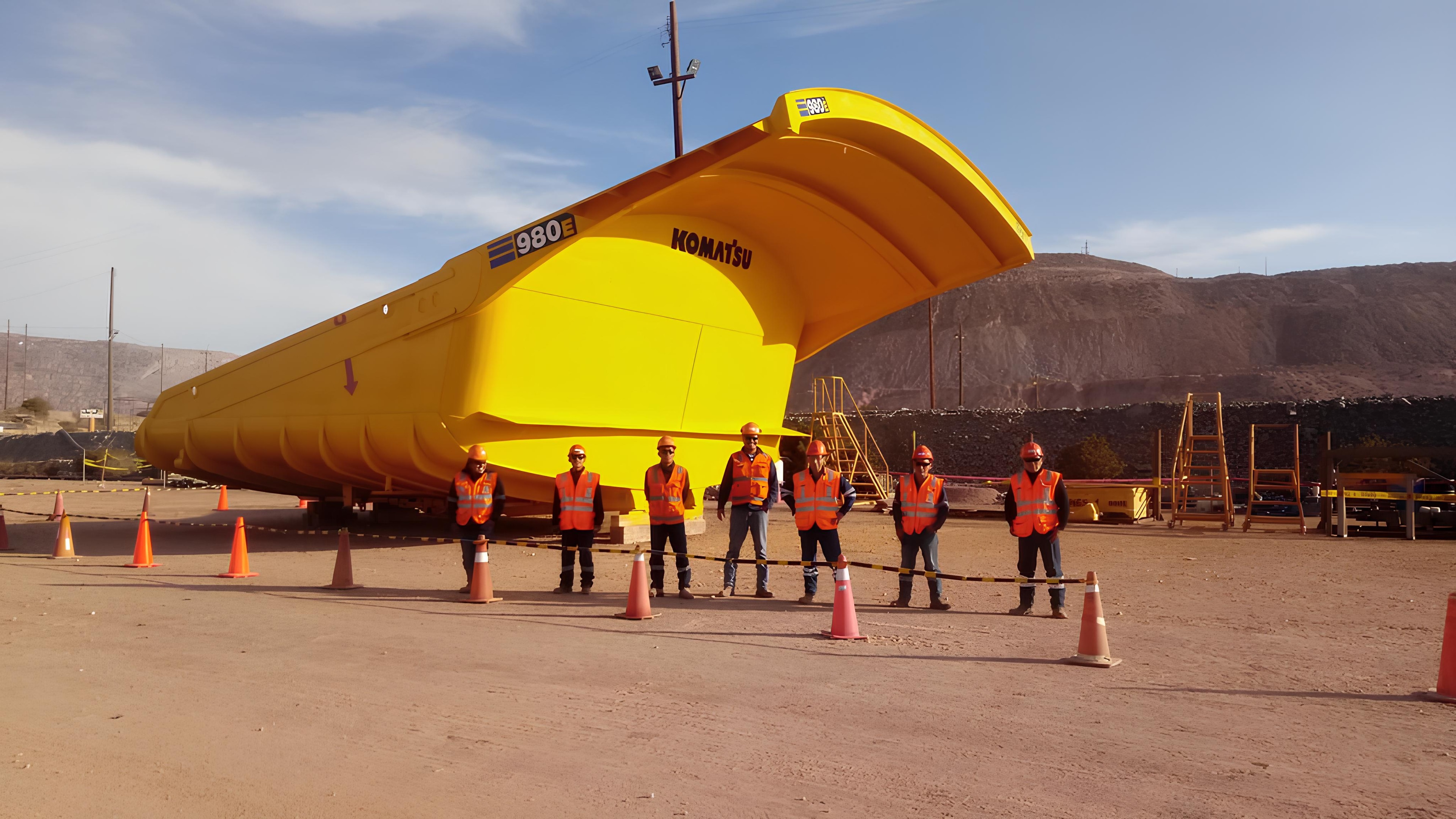 Equipe da MDN junto a uma caçamba Komatsu 980E em operação de mineração