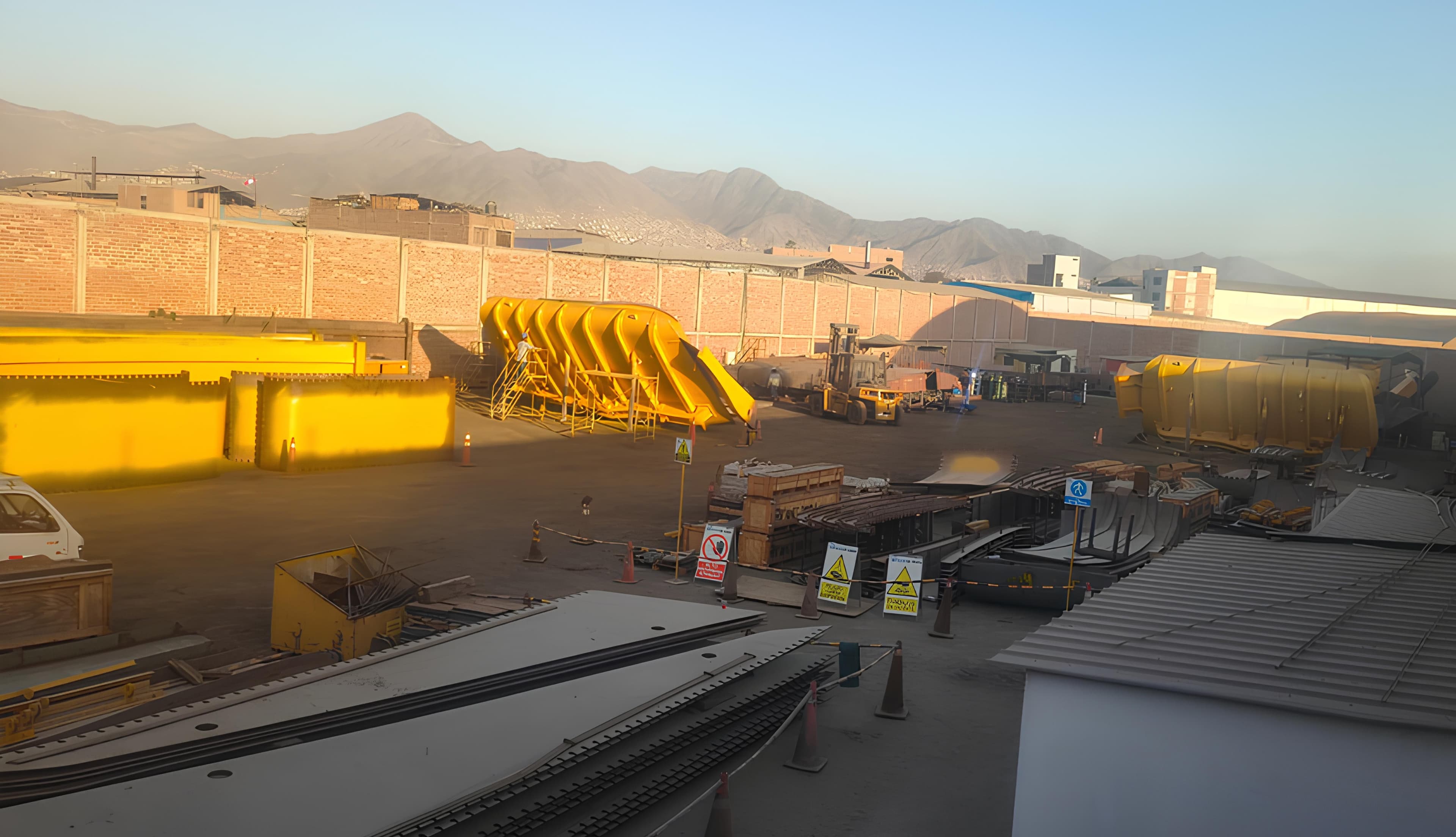 Patio de armado de tolvas de MDN en Comas, Lima
